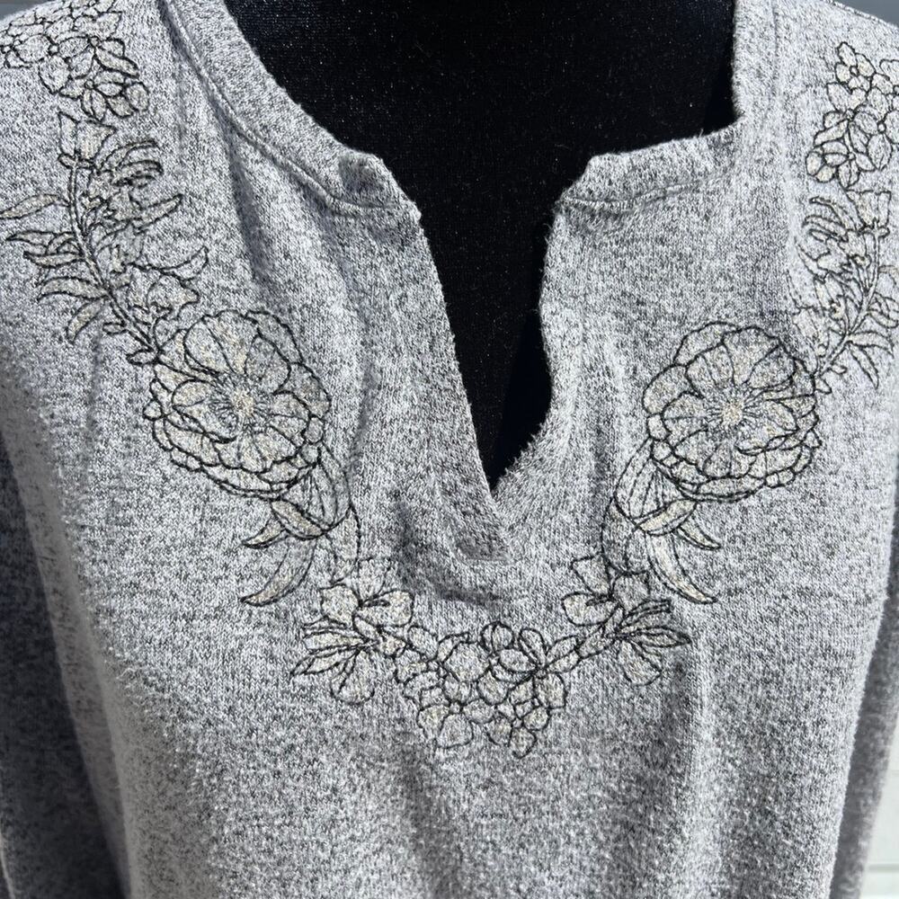 Liz Claiborne Women’s size M lightweight sweater, gray